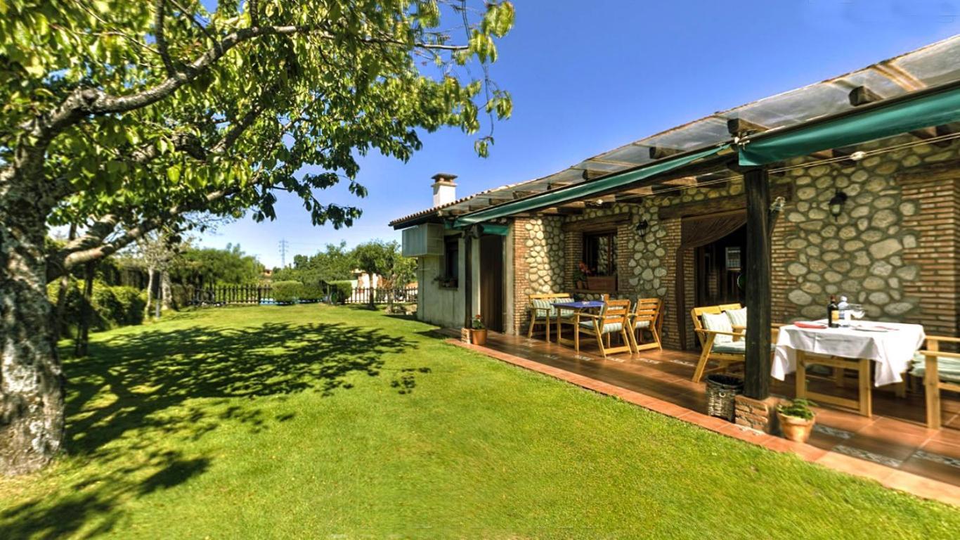 Apartamentos Rurales El Canchal De La Gallina: Rustic Retreat with Jacuzzi & Heated Pool Hervas Exterior photo