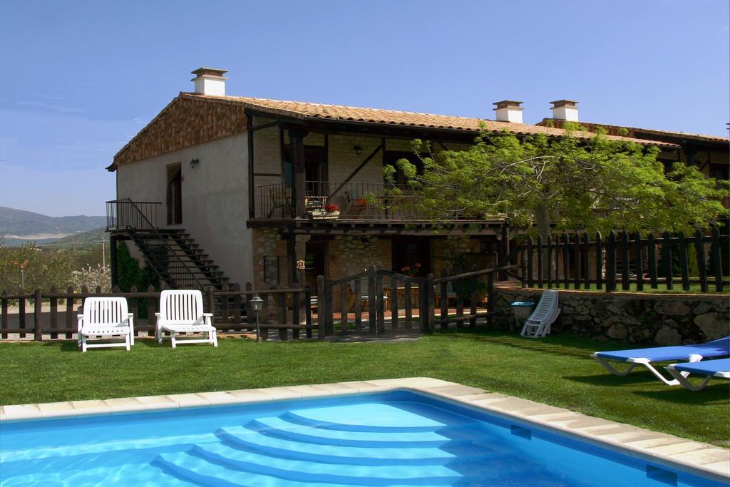 Apartamentos Rurales El Canchal De La Gallina: Rustic Retreat with Jacuzzi & Heated Pool Hervas Exterior photo