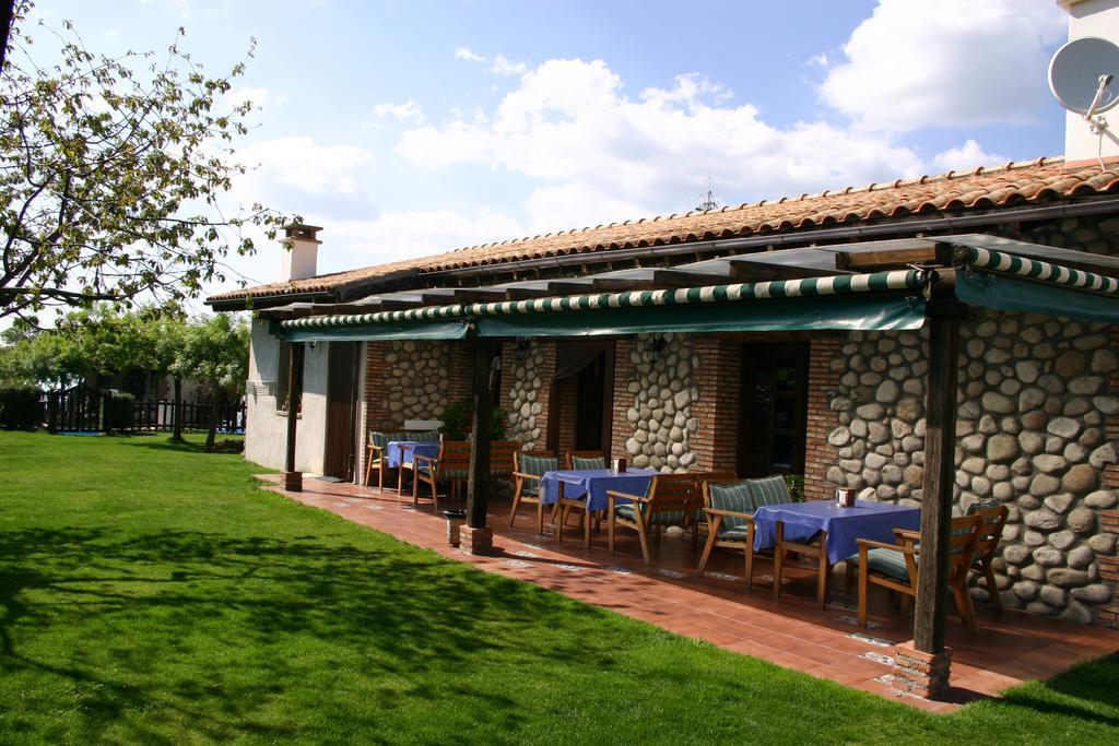 Apartamentos Rurales El Canchal De La Gallina: Rustic Retreat with Jacuzzi & Heated Pool Hervas Exterior photo