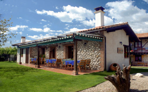 Apartamentos Rurales El Canchal De La Gallina: Rustic Retreat with Jacuzzi & Heated Pool Hervas Exterior photo