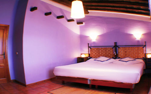 Apartamentos Rurales El Canchal De La Gallina: Rustic Retreat with Jacuzzi & Heated Pool Hervas Exterior photo