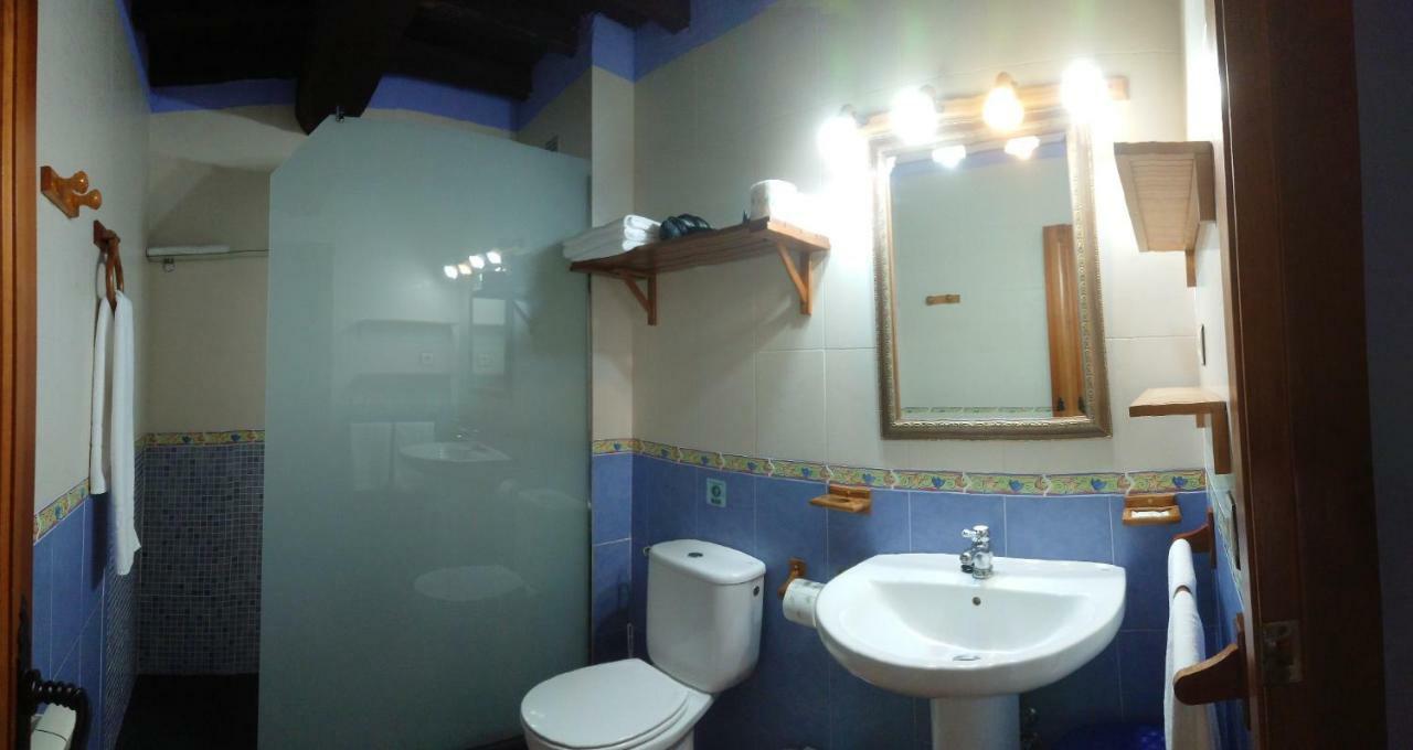 Apartamentos Rurales El Canchal De La Gallina: Rustic Retreat with Jacuzzi & Heated Pool Hervas Exterior photo